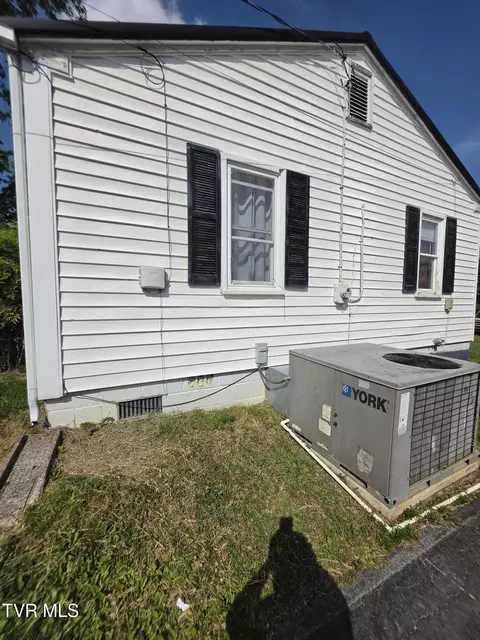 Exterior - 508 E Barton Ridge Road Greeneville Tn 37745, Greeneville, TN 37745 photo 4 of 7