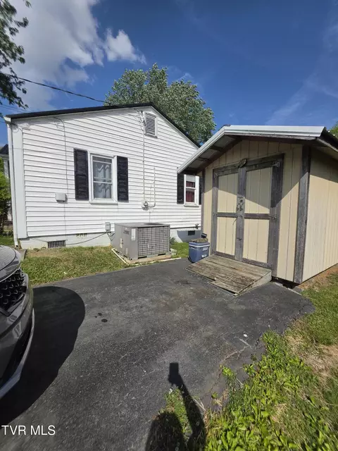 Exterior - 508 E Barton Ridge Road Greeneville Tn 37745, Greeneville, TN 37745 photo 2 of 7