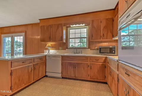 Kitchen - 879 NE Wayne Avenue Abingdon Va 24210, Abingdon, VA 24210 photo 4 of 5