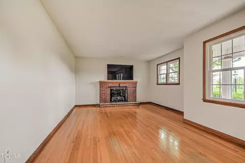 Living - 879 NE Wayne Avenue Abingdon Va 24210, Abingdon, VA 24210 photo 1 of 3
