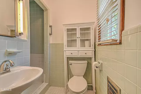 Bath - 879 NE Wayne Avenue Abingdon Va 24210, Abingdon, VA 24210 photo 2 of 2