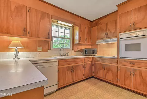 Kitchen - 879 NE Wayne Avenue Abingdon Va 24210, Abingdon, VA 24210 photo 3 of 5