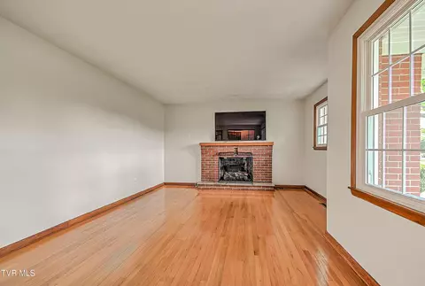 Living - 879 NE Wayne Avenue Abingdon Va 24210, Abingdon, VA 24210 photo 2 of 3