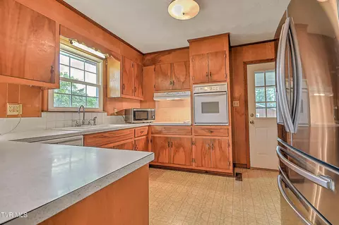 Kitchen - 879 NE Wayne Avenue Abingdon Va 24210, Abingdon, VA 24210 photo 2 of 5