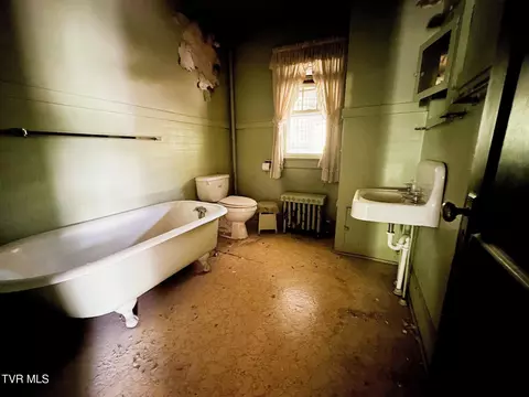 Bath - 612 Euclid Avenue Bristol Va 24201, Bristol, VA 24201 photo 1 of 2