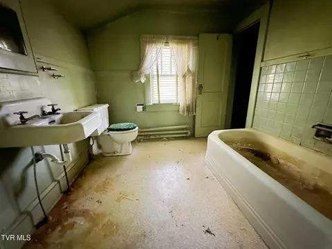 Bath - 612 Euclid Avenue Bristol Va 24201, Bristol, VA 24201 photo 2 of 2
