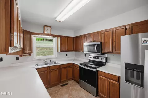 Kitchen - 239 Horton Highway Fall Branch Tn 37656, Fall Branch, TN 37656 photo 2 of 3