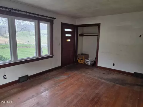 Living - 10189 Crescent Road Glade Spring Va 24340, Glade Spring, VA 24340 photo 2 of 3