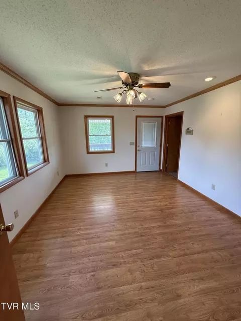 Living - 914 E Mountain View Road Johnson City Tn 37601, Johnson City, TN 37601 photo 2 of 3