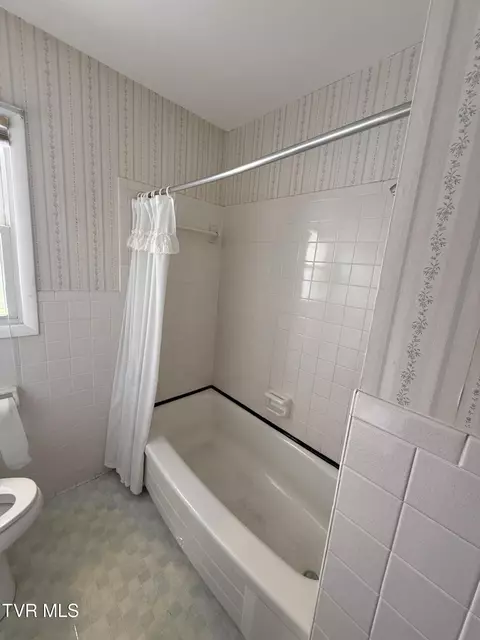 Bath - 914 E Mountain View Road Johnson City Tn 37601, Johnson City, TN 37601 photo 2 of 7