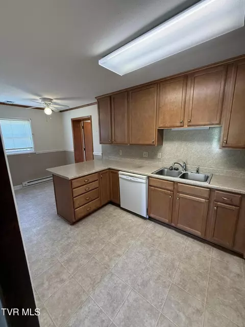 Kitchen - 914 E Mountain View Road Johnson City Tn 37601, Johnson City, TN 37601 photo 2 of 3