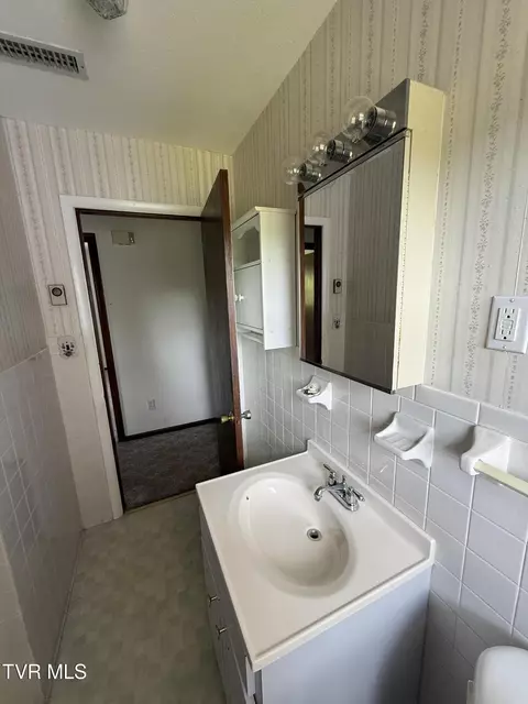 Bath - 914 E Mountain View Road Johnson City Tn 37601, Johnson City, TN 37601 photo 3 of 7