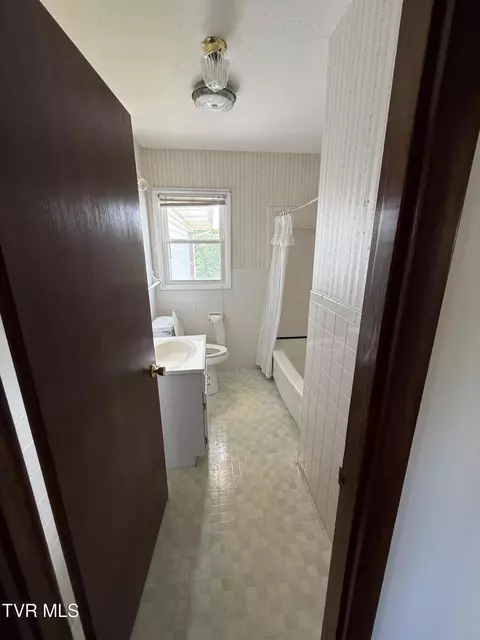 Bath - 914 E Mountain View Road Johnson City Tn 37601, Johnson City, TN 37601 photo 1 of 7