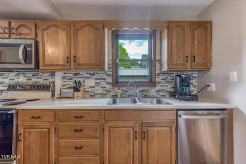 Kitchen - 75 24th Street Bristol Tn 37620, Bristol, TN 37620 photo 4 of 6