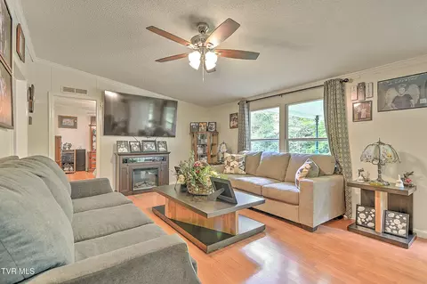 Living - 903 Flatwoods Road Coeburn Va 24230, Coeburn, VA 24230 photo 2 of 6