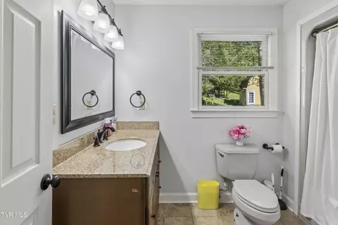 Bath - 802 Chestnut Avenue Erwin Tn 37650, Erwin, TN 37650 photo 6 of 7