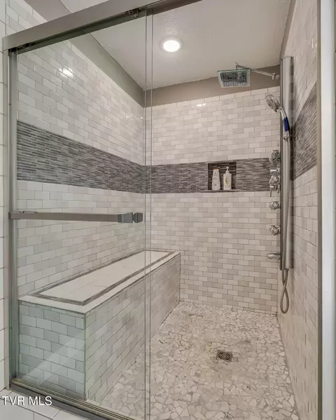 Bath - 638 S Elm Avenue Erwin Tn 37650, Erwin, TN 37650 photo 3 of 4