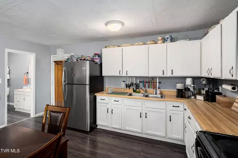 Kitchen - 304 E Chestnut Street Johnson City Tn 37601, Johnson City, TN 37601 photo 2 of 4