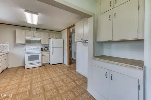 Kitchen - 945 N Elm Avenue Erwin Tn 37650, Erwin, TN 37650 photo 4 of 4