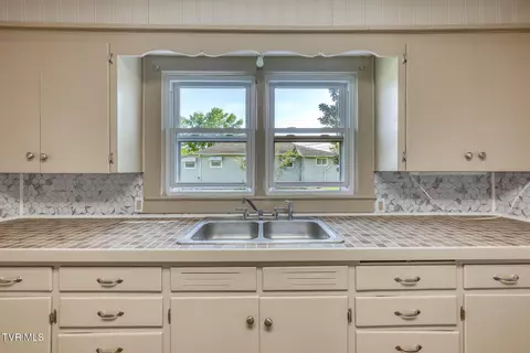 Kitchen - 945 N Elm Avenue Erwin Tn 37650, Erwin, TN 37650 photo 2 of 4