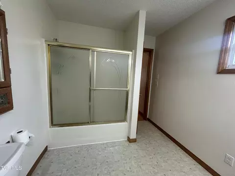 Bath - 131 SW Beverly Avenue Wise Va 24293, Wise, VA 24293 photo 1 of 3