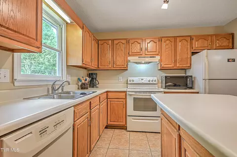 Kitchen - 936 Diane Avenue Erwin Tn 37650, Erwin, TN 37650 photo 2 of 4