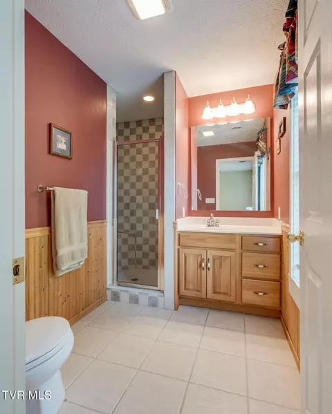 Bath - 123 Mashburn Lane Erwin Tn 37650, Erwin, TN 37650 photo 2 of 3