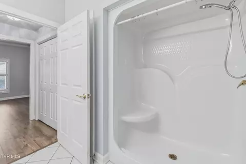 Bath - 1842 Cottage Drive 17 Greeneville Tn 37745, Greeneville, TN 37745 photo 6 of 7