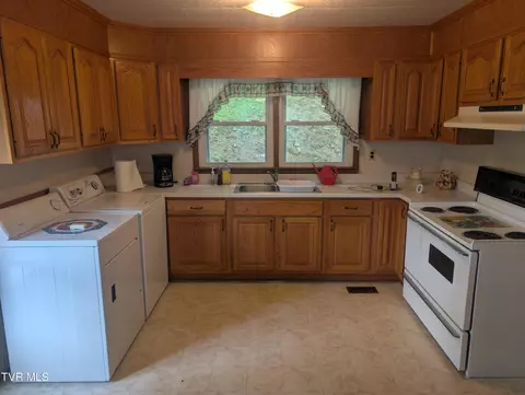 Kitchen - 9912 Sandlick Road Bee Va 24217, Bee, VA 24217 photo 1 of 2