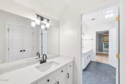 Bath - 9 Thunder Bay Drive Gray Tn 37615, Gray, TN 37615 photo 4 of 7