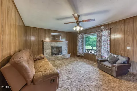 Living - 2390 Highway 107 Chuckey Tn 37641, Chuckey, TN 37641 photo 2 of 5