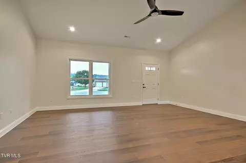Living - 118 Emerald Drive Greeneville Tn 37745, Greeneville, TN 37745 photo 3 of 6