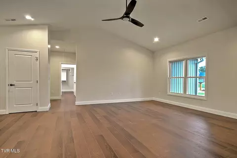 Living - 118 Emerald Drive Greeneville Tn 37745, Greeneville, TN 37745 photo 5 of 6
