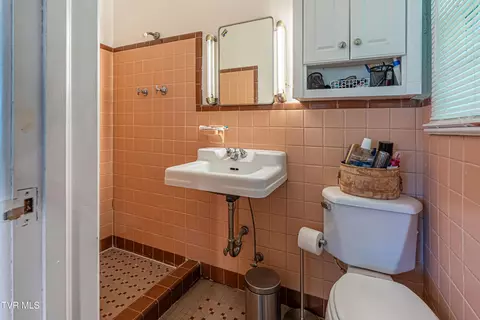 Bath - 800 Prospect Avenue Bristol Va 24201, Bristol, VA 24201 photo 3 of 4