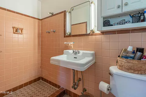 Bath - 800 Prospect Avenue Bristol Va 24201, Bristol, VA 24201 photo 4 of 4