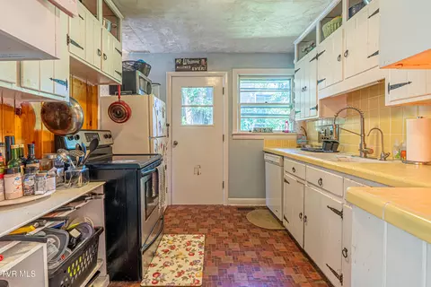 Kitchen - 800 Prospect Avenue Bristol Va 24201, Bristol, VA 24201 photo 1 of 4