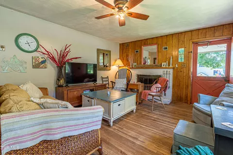 Living - 800 Prospect Avenue Bristol Va 24201, Bristol, VA 24201 photo 3 of 4