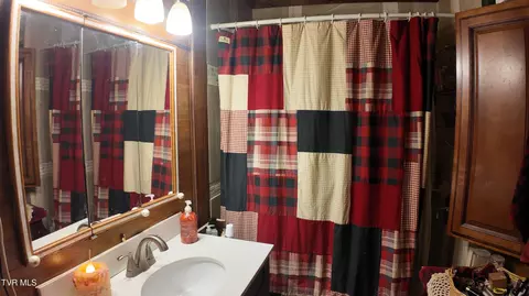 Bath - 651 Broyles Avenue Erwin Tn 37650, Erwin, TN 37650 photo 1 of 3