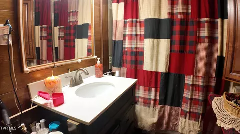 Bath - 651 Broyles Avenue Erwin Tn 37650, Erwin, TN 37650 photo 2 of 3