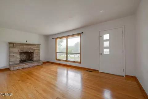 Living - 1710 Mcclellan Drive Johnson City Tn 37604, Johnson City, TN 37604 photo 2 of 3