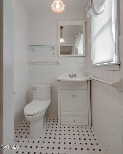 Bath - 1710 Mcclellan Drive Johnson City Tn 37604, Johnson City, TN 37604 photo 3 of 3