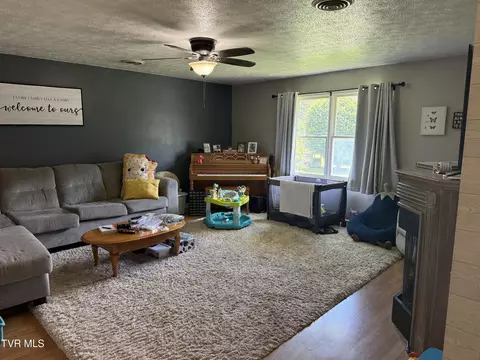 Living - 602 NE Liberty Lane Wise Va 24293, Wise, VA 24293 photo 1 of 2