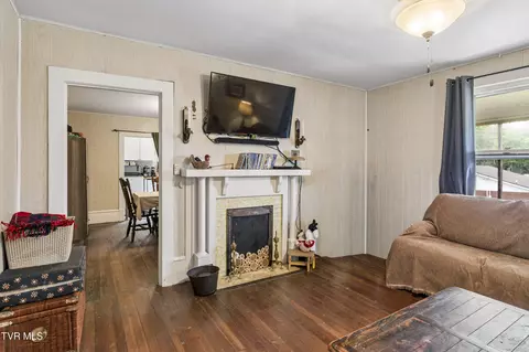 Living - 210 Florida Avenue Erwin Tn 37650, Erwin, TN 37650 photo 2 of 3