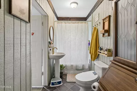 Bath - 210 Florida Avenue Erwin Tn 37650, Erwin, TN 37650 photo 1 of 1