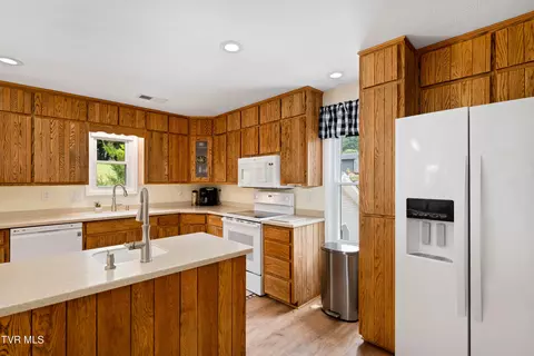 Kitchen - 3433 Highway 81 Fall Branch Tn 37656, Fall Branch, TN 37656 photo 3 of 5