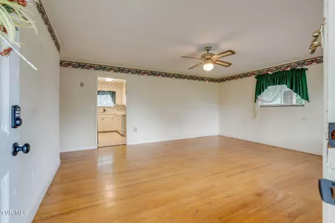 Living - 619 E Barton Ridge Road Greeneville Tn 37745, Greeneville, TN 37745 photo 1 of 3