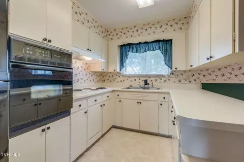 Kitchen - 619 E Barton Ridge Road Greeneville Tn 37745, Greeneville, TN 37745 photo 3 of 4