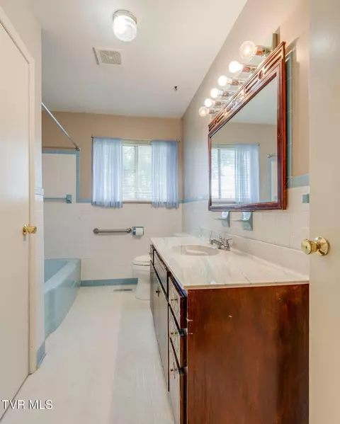 Bath - 619 E Barton Ridge Road Greeneville Tn 37745, Greeneville, TN 37745 photo 2 of 2