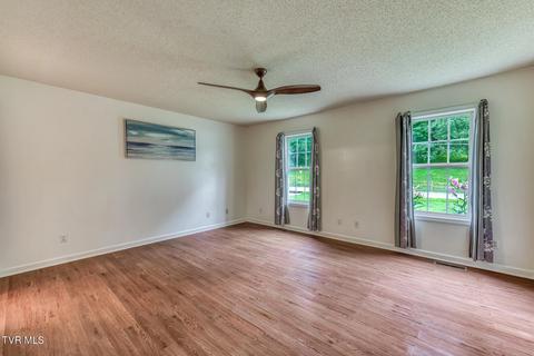 Living - 807 N Mohawk Drive Erwin Tn 37650, Erwin, TN 37650 photo 3 of 3