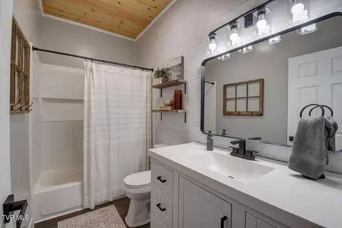 Bath - 137 Kerns Street Erwin Tn 37650, Erwin, TN 37650 photo 3 of 3